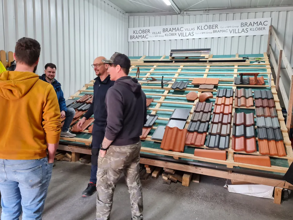 Mit unseren Kursprogrammen für Steil-, Flachdach und Abdichtungen in der BMI Akademie bleiben Sie stets auf dem neuesten Stand.