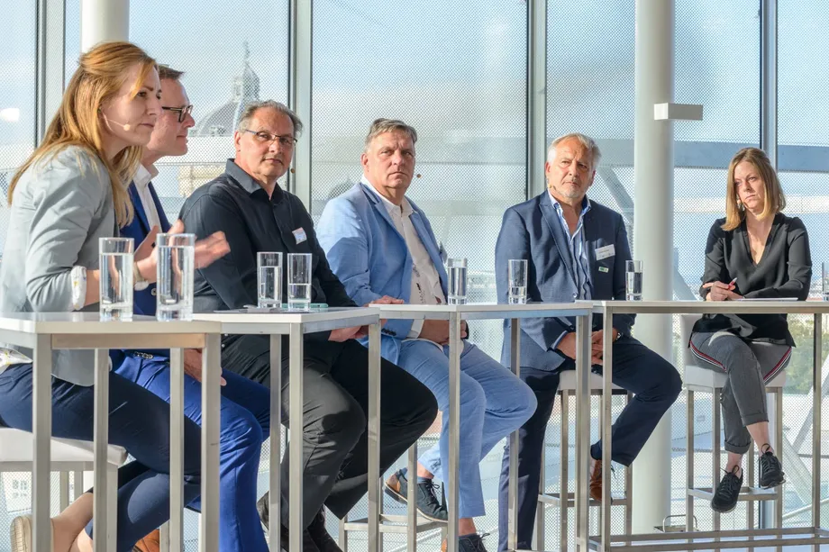 Podiumsdiskussion beim BMI Rooftop Talk 2022 