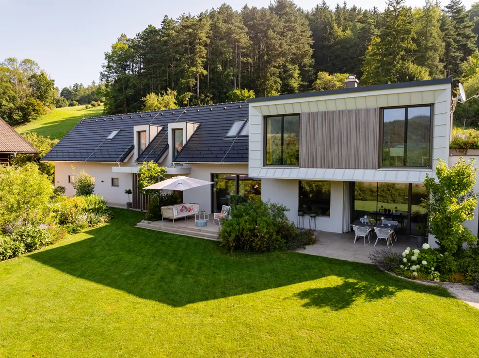 Ein Wohnhaus am Fuße der Hohen Wand mit dem Bramac Tegalit gedeckt