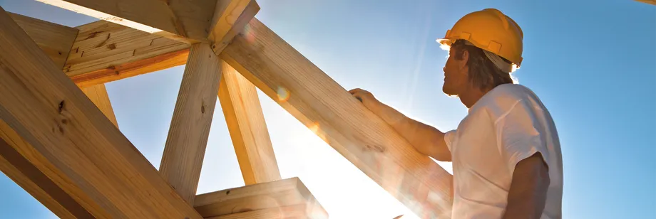 BMI Österreich Mitarbeiter während der Arbeiten auf dem Dach bei schönem, sonnigen Wetter