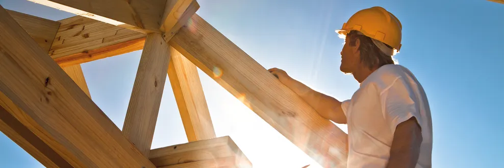 BMI Österreich Mitarbeiter während der Arbeiten auf dem Dach bei schönem, sonnigen Wetter