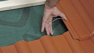 einfache und verständliche Darstellung wie eine Sturmsicherung für Dachsteine angebracht wird