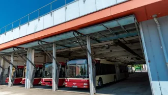 Die Bushalle Klagenfurt wurde mit der DichtDach Pro in der Ausführung eines Warmdachs ausgestattet und bietet vielfältige Einsatzmöglichkeiten: vom Warm- über das Kalt- bis hin zum Untermkehrdach, von der Terrasse über das Park- bis zum Industriedach