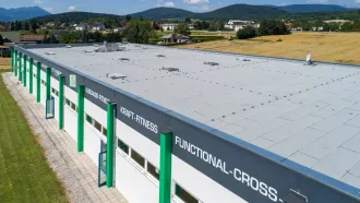 Bei der Erneuerung der FitFabrik in Ternitz wurden zwei Lagen Villaself und eine Lage Villatop DUO dolomitgrau verwendet.