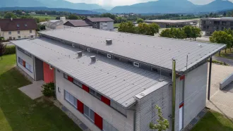 Verwendung des Villas Dichtdach Contur überzeugt durch Optik und Charakter sowie durch eine innovative Verlegetechnik dank des zweilagigen Aufbaus bei dem Gemeindehaus in Wernberg
