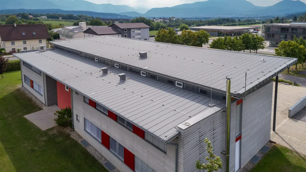 Verwendung des Villas Dichtdach Contur überzeugt durch Optik und Charakter sowie durch eine innovative Verlegetechnik dank des zweilagigen Aufbaus bei dem Gemeindehaus in Wernberg