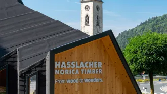 Mit seiner Ziehharmonika-Stilistik verbindet dieses außerordentliche Objekt den lebendigen Stoff Holz mit einer der robustesten Dachabdeckungen, der Schindel.