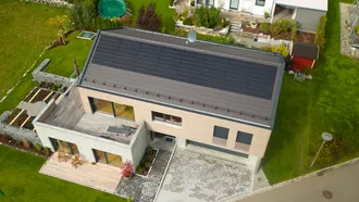 Das Bramac PV-Premium integriert sich perfekt in die Dachfläche - besonders in Kombination mit dem Bramac Dachstein Tegalit ergibt sich ein vollkommen geradliniges, harmonisches Deckbild