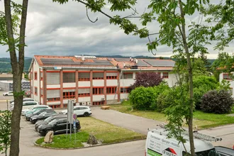 Montage der BMI Bramac Photovoltaik am Bürogebäude im Jahre 2022 in der BMI Österreich Zentrale
