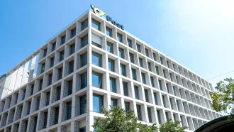 Das Post am Rochus Gebäude mit vielen Fenstern und weißer Fassade sowie Flachdach ist ein modernes Firmengebäude.