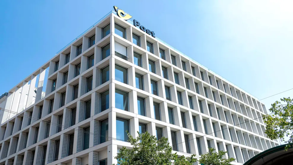 Das Post am Rochus Gebäude mit vielen Fenstern und weißer Fassade sowie Flachdach ist ein modernes Firmengebäude.