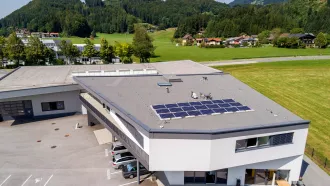 Die High-Tech Unternehmen Qness Dachfläche wurde mit dem revolutionären System Villas BiFlex eingedeckt, welches mit seinem ultraleichten, zweilagigen Aufbau sich konkurrenzlos schnell verlegen lässt und sicher sowie dauerhaft abdichtet.