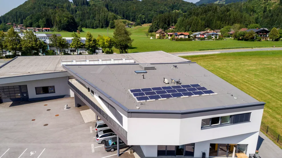 Die High-Tech Unternehmen Qness Dachfläche wurde mit dem revolutionären System Villas BiFlex eingedeckt, welches mit seinem ultraleichten, zweilagigen Aufbau sich konkurrenzlos schnell verlegen lässt und sicher sowie dauerhaft abdichtet.