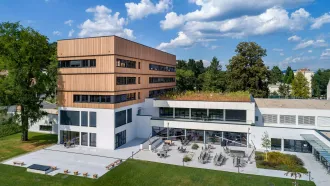 der Steiermarkhof setzte beim Bau auf Produkte "Made in Austria" und wählte neben dem Holz für die Fassade die Bitumenbahnen von BMI Villas für die Gründächer