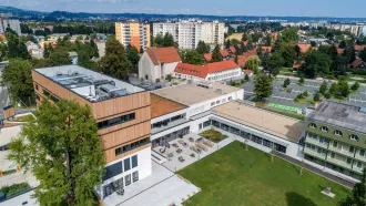 Steiermarkhof mit Holzriegelbauweise und Gründächern mit Bitumenbahnen von Villas.