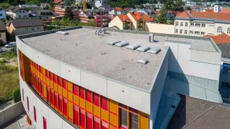 Die Gebäudehülle istmit den höchstzuverlässigen Villas-Systemprodukten ausgestattet und überzeugt in seiner funktionalen Lösung und durch die städtebauliche Qualität in Form des kompakten Baukörpers