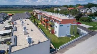 Für die Dachabdichtung der Wohnhausanlage entschied man sich für die Produkte von Villas. Es wurden die Villaself- Bitumenbahnen SU, SKB-Plus sowie die Polymerbitumen-Oberlagsbahn Villatop DUO dolomitgrau verlegt.