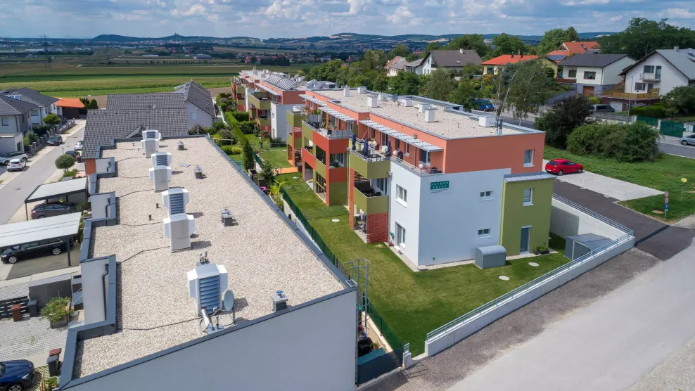 Für die Dachabdichtung der Wohnhausanlage entschied man sich für die Produkte von Villas. Es wurden die Villaself- Bitumenbahnen SU, SKB-Plus sowie die Polymerbitumen-Oberlagsbahn Villatop DUO dolomitgrau verlegt.