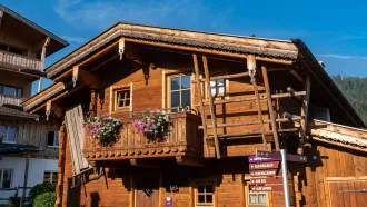 Konkurrenzlos unverwüstlich mit dem Villas DichtDach PM-Schindel im Almdorf Almlust
