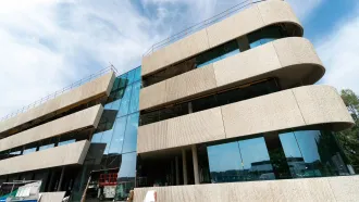 modernes Gebäude wird von BMI Bramac mit den notwendigen Produkten für das Dach ausgestattet 