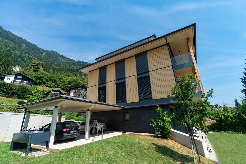 Büro- und Geschäftshaus in Hanglage, welches beim Flachdach mit dem innovativen BiFlex mit zweilagigen Aufbau von BMI Villas gedeckt wurde