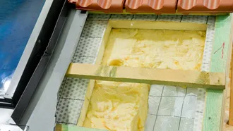 Eine gute Dachdämmung zahlt sich immer aus. Sie hilft nicht nur beim Energiesparen, sondern steigert auch den Wohnkomfort