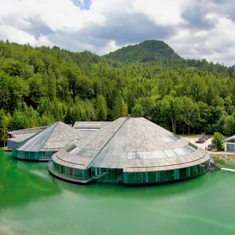Bauwerksabdichtung bei einem Haus am See und Wald im Hintergrund sorgt für ein wunderschönes, stimmiges Erscheinungsbild