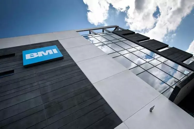 Blick auf die BMI Zentrale sowie auf das blau weiße Firmenlogo