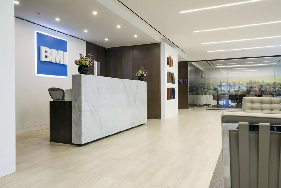 moderner Eingang der BMI Zentrale mit Wartebereich und Frontdesk