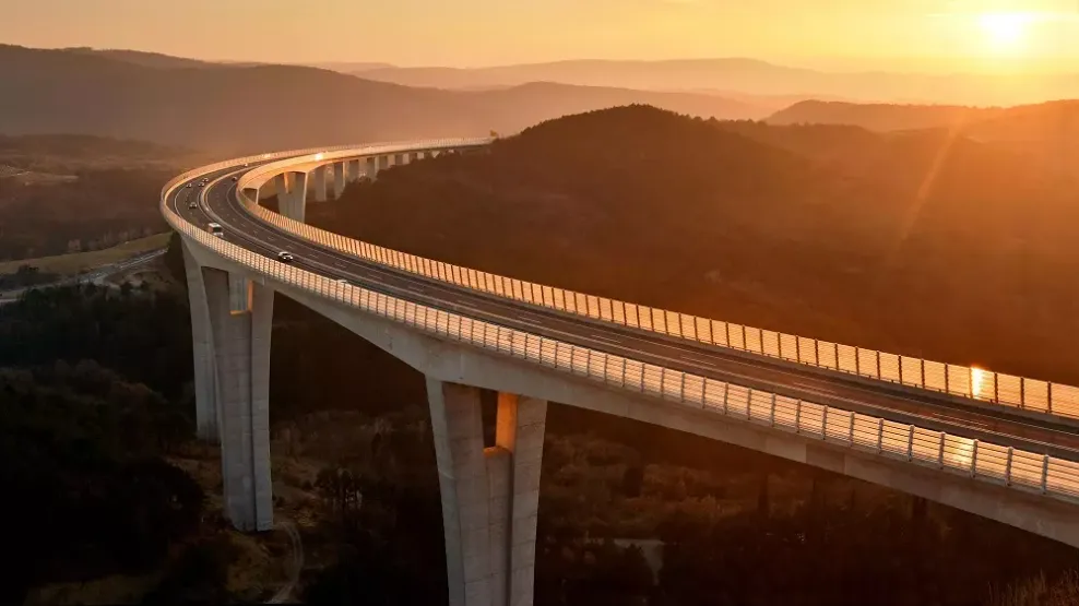 Brücke Crni Kal, welche durch einen Wald geht und bei Abendrot abgelichtet wurde