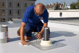 Verlegung dess BMI Feuchtesensors auf einem Flachdach von BMI Mitarbeiter um dadurch stats aktuelle Daten und Analysen vom Dachverhalten zu erlangen und verschiedene Szenarien, wie einen Wasserschaden, vorbeugen zu können