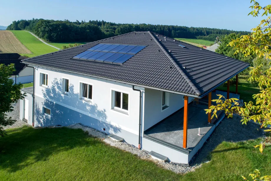 Einfamilienhaus in ländlicher Lage welches beim Steildach mit den Dachsteinen classic von BMI Bramac abgedichtet wurde