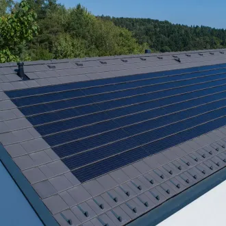 Steildach eines Einfamilienhauses mit den Dachstein tegalit sowie einer premium pv Anlage welche direkt in das Dach eingebaut wurde und somit kaum erkennbar ist