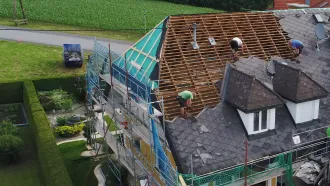 professionelle und sorgfältige Dachsanierung eines Hauses von BMI Mitarbeitern 