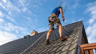 Arbeiter beschichtet ein Dach