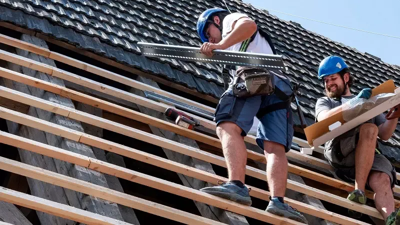 BMI Mitarbeiter während der Arbeiten auf dem Dach 