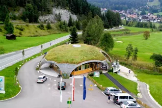 Blick auf das Gründach Villaverde des Golfplatzes Zugspitze mit außergewöhnlicher Form 