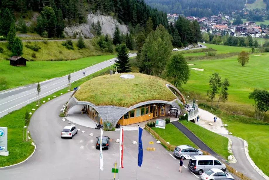 Blick auf das Gründach Villaverde des Golfplatzes Zugspitze mit außergewöhnlicher Form 
