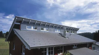 Haus mit Dachsteinen von BMI Bramac in ländlichen Umgebung 