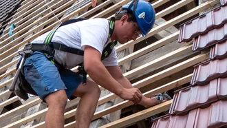 Dachdecker bei der Dachsanierung mit Bramac Dachziegeln
