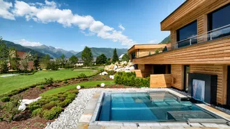 Spa und Vitalresort Eggerwirt mit Pool und Garten, welcher inmitten einer einmaligen Bergwelt es ermöglicht Energie für den Alltag zu tanken