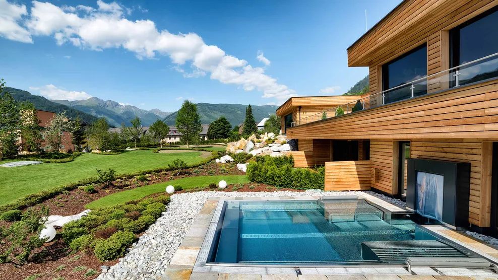 Spa und Vitalresort Eggerwirt mit Pool und Garten, welcher inmitten einer einmaligen Bergwelt es ermöglicht Energie für den Alltag zu tanken