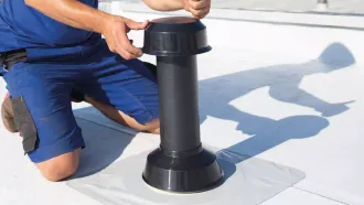 Mit dem BMI Feuchtesensor ist es erstmalig möglich, schädliche Feuchtigkeit im Dachpaket zu detektieren - eine Entwicklung, welche eine völlig neue Methode zur Feuchtemessung im Flachdach ermöglicht. 