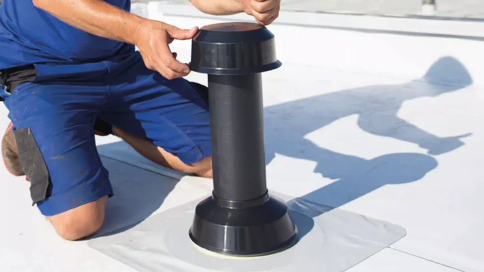 Mit dem BMI Feuchtesensor ist es erstmalig möglich, schädliche Feuchtigkeit im Dachpaket zu detektieren - eine Entwicklung, welche eine völlig neue Methode zur Feuchtemessung im Flachdach ermöglicht. 