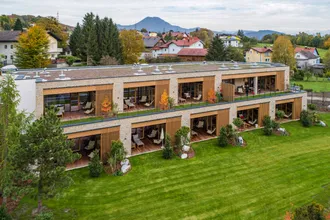 Wohnungen mit Flachdach, Terrasse und Garten, ruhige Lage mit viel Grünflächen 