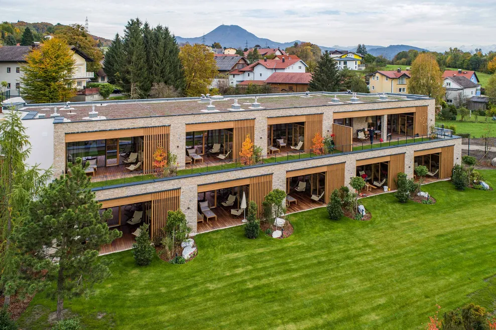 Wohnungen mit Flachdach, Terrasse und Garten, ruhige Lage mit viel Grünflächen 