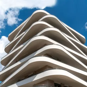 das Gebäude Green City Graz mit Höhenstaffelung und umlaufenden Terrassen pro Geschoss