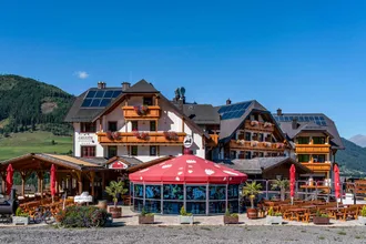 4 Sterne Sport & Motorrad Resort in St. Margarethen mit 1000Quadratmetern an Steildach sowie 360 Quadratmeter an Flachdächern bzw. einer kompletten Tiefgarage, gedeckt mit den Bahnen von BMI Villas.
