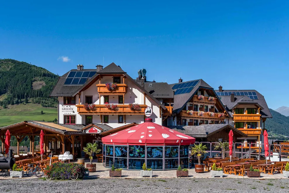 4 Sterne Sport & Motorrad Resort in St. Margarethen mit 1000Quadratmetern an Steildach sowie 360 Quadratmeter an Flachdächern bzw. einer kompletten Tiefgarage, gedeckt mit den Bahnen von BMI Villas.