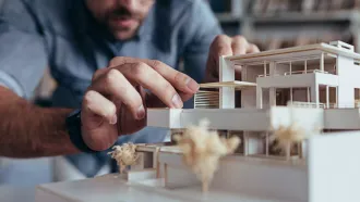 Miniaturdarstellung eines Gebäudes mit einem Flachdach aus Holz und Pappe nachgestellt